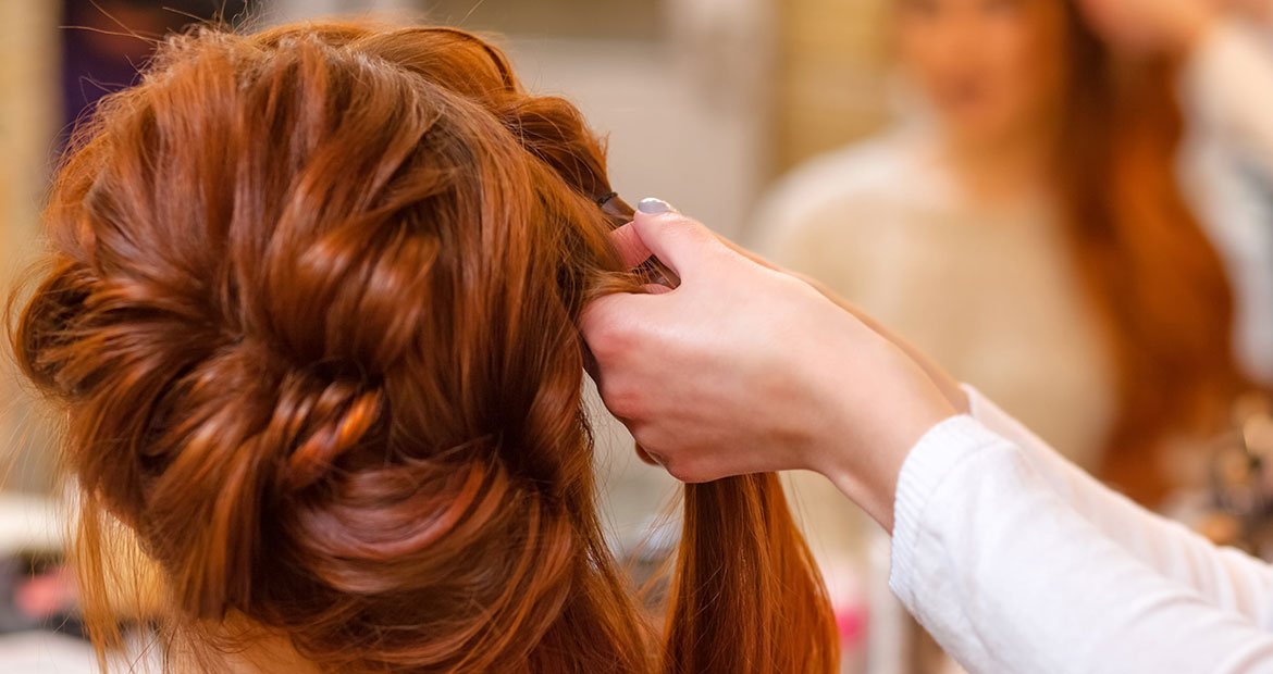 Profissional Preparando Cabelo Ruivo De Uma Mulher